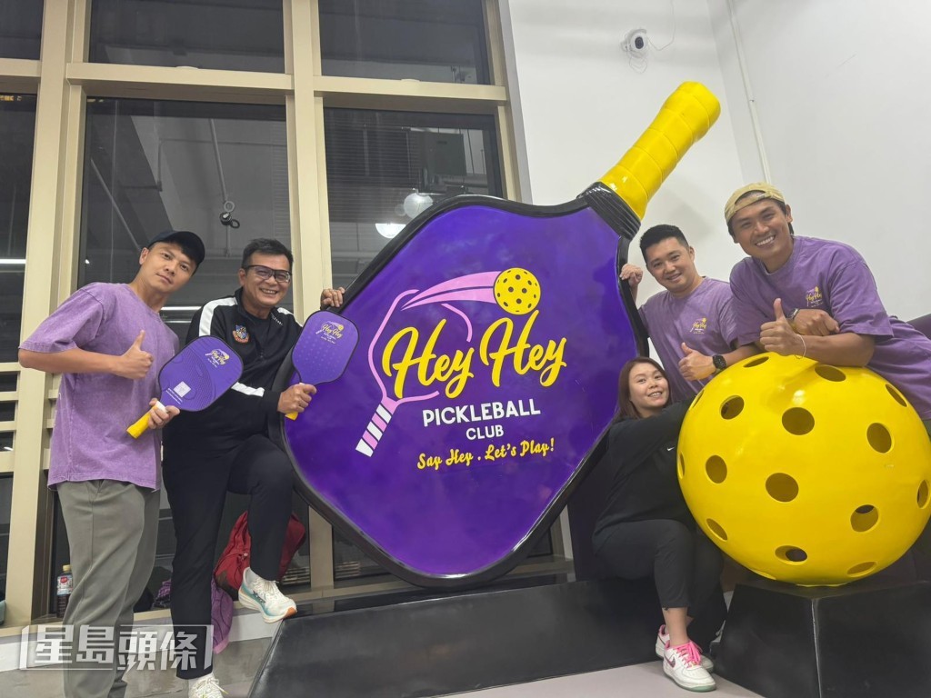  同屬明星足球隊的前輩黃日華亦曾來球場打波，為二人撐場。