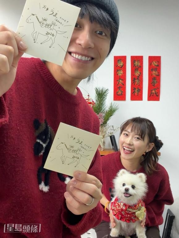 坤哥会与太太设计利是封做开工利是。 坤哥会与太太设计利是封做开工利是。