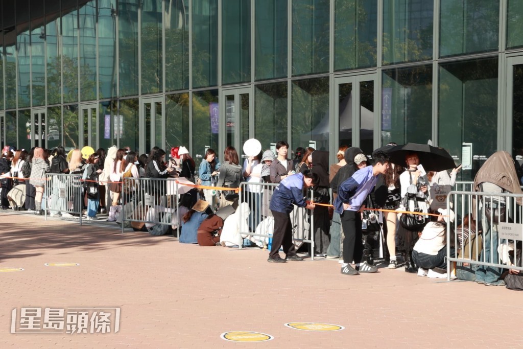 今日大約3時許,主場館外已有大批粉絲輪候入場看綵排。 今日大約3時許,主場館外已有大批粉絲輪候入場看綵排。