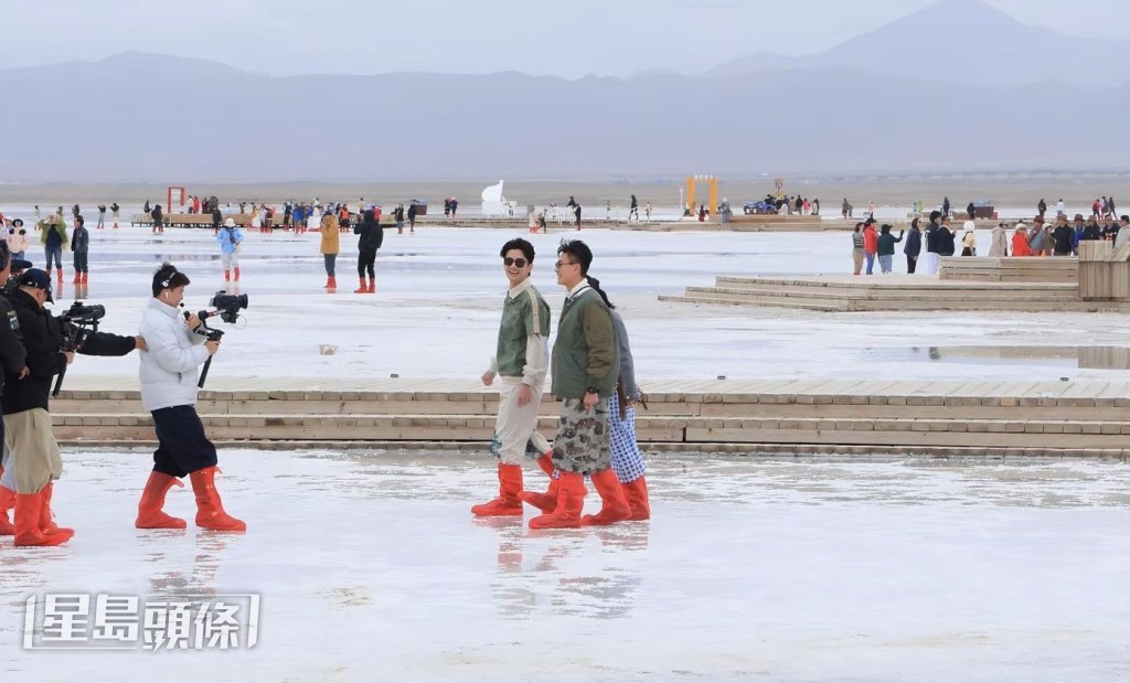兩人著上紅色水鞋。