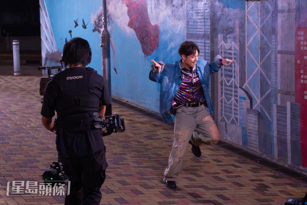 今次係安仔繼《以青春之名》和《唔明你講乜》之後，第三首喺MV跳舞嘅歌。