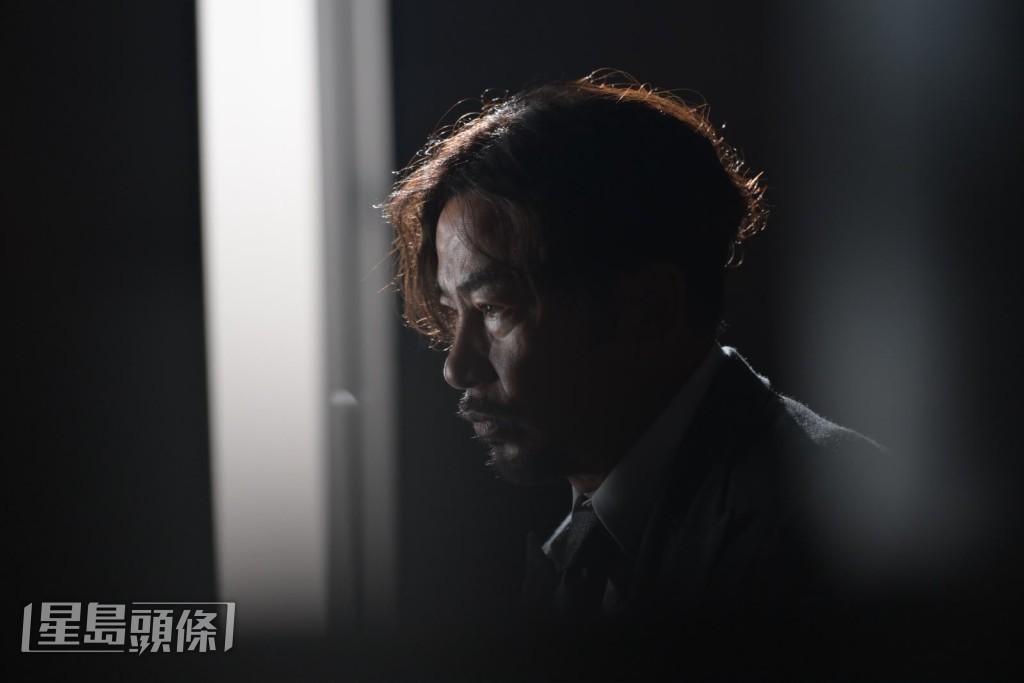 任達華拍《偵戰》化爛面妝,致皮膚敏感。 任達華拍《偵戰》化爛面妝,致皮膚敏感。