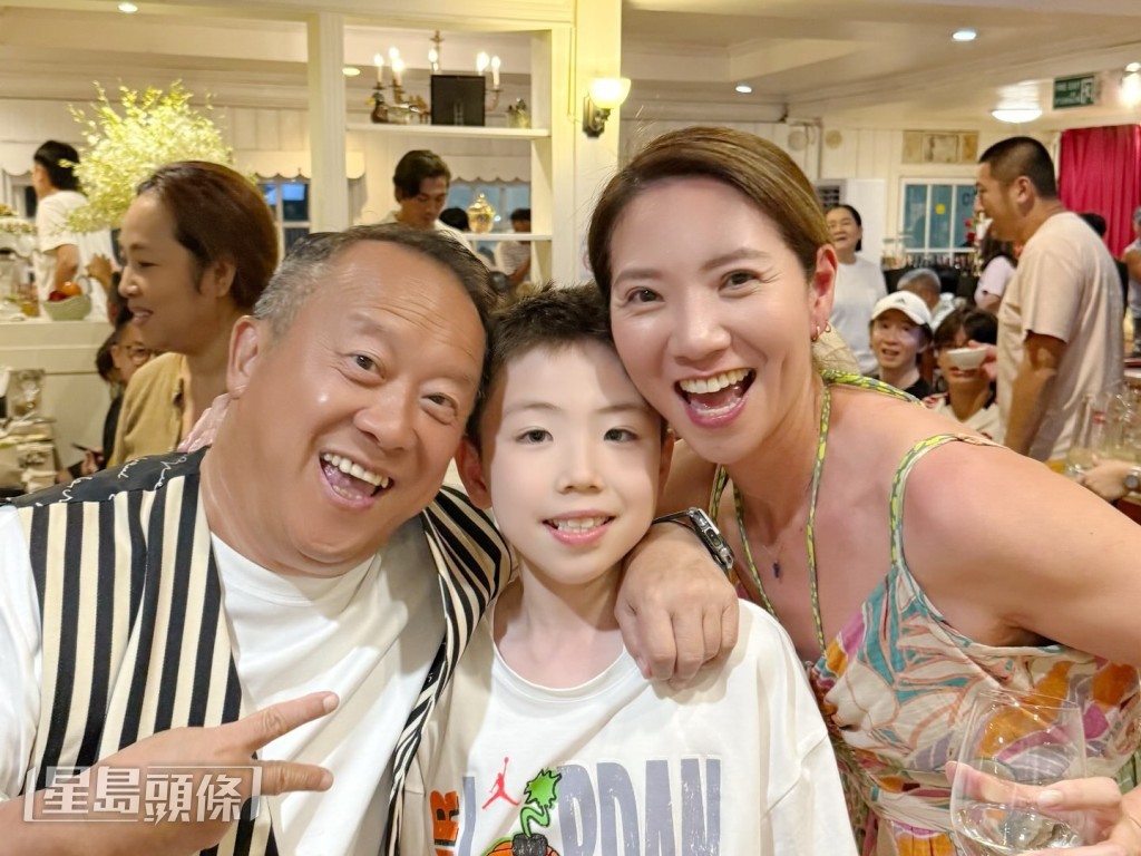 婉婉在旅行途中巧遇明星足球隊,讓兒子認識自母腹開始見證他成長的曾志偉等人。 婉婉在旅行途中巧遇明星足球隊,讓兒子認識自母腹開始見證他成長的曾志偉等人。