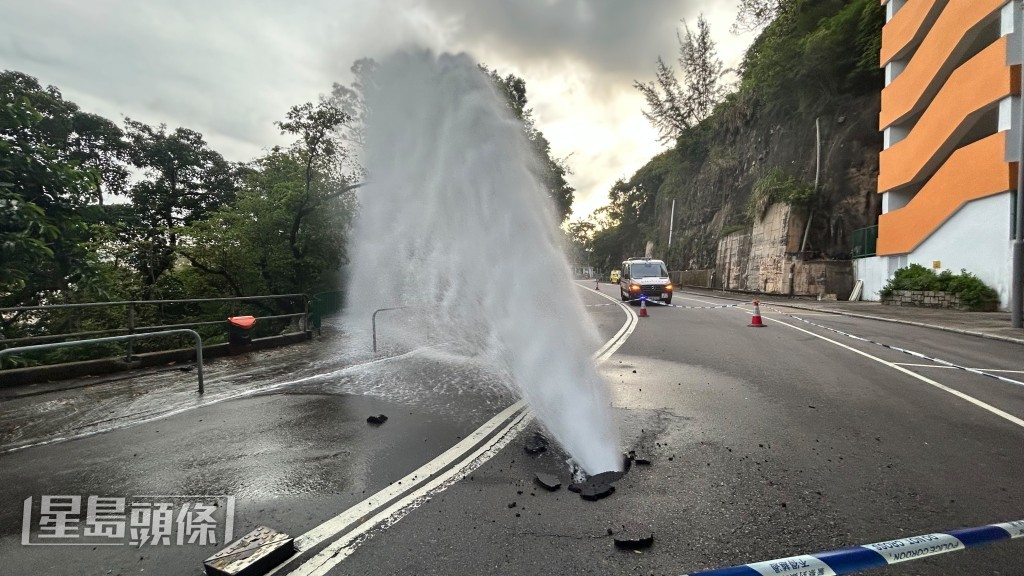 北角天后廟道爆水管,水柱逾10米高橫跨雙線。蔡楚輝攝 北角天后廟道爆水管,水柱逾10米高橫跨雙線。蔡楚輝攝