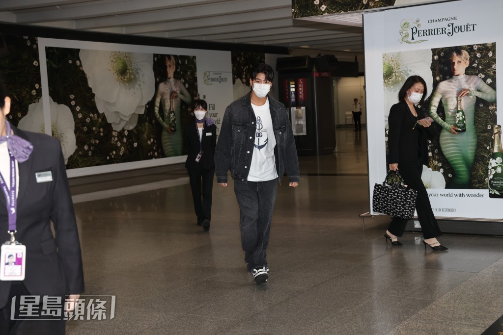 身穿黑色牛仔衫褲及戴上口罩的厲雲步出閘口。 身穿黑色牛仔衫褲及戴上口罩的厲雲步出閘口。