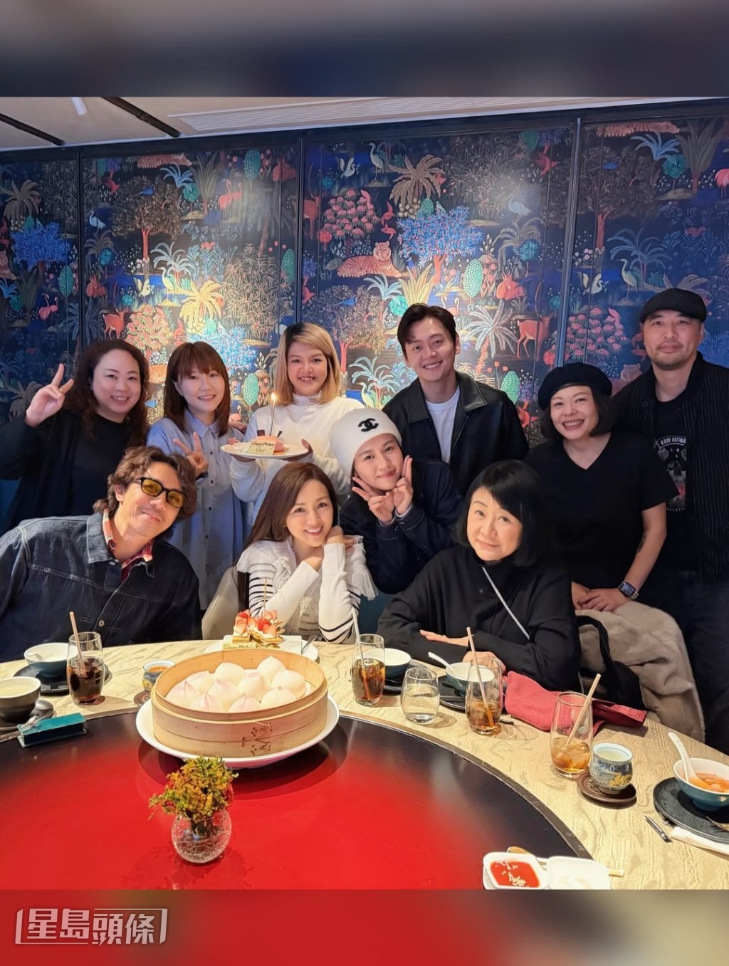Kay今日(12日)在社交網分享吃開年飯兼慶祝生日聚會相,身為老公的張繼聰有份出席外,好友楊偲泳更帶同男友張振朗現身。 Kay今日(12日)在社交網分享吃開年飯兼慶祝生日聚會相,身為老公的張繼聰有份出席外,好友楊偲泳更帶同男友張振朗現身。