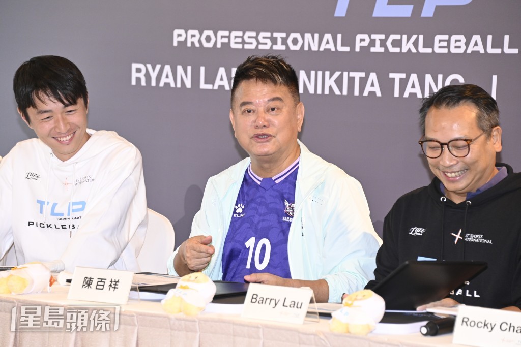 叻哥見證3位全職球員簽約。