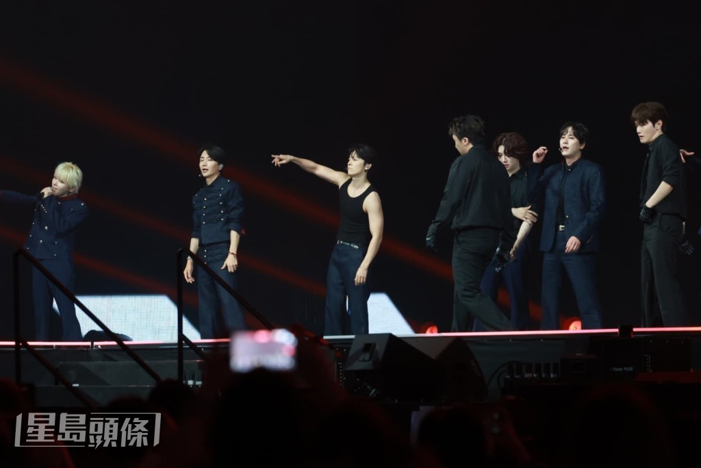 Super Junior演出時有大批歌迷離場。 Super Junior演出時有大批歌迷離場。