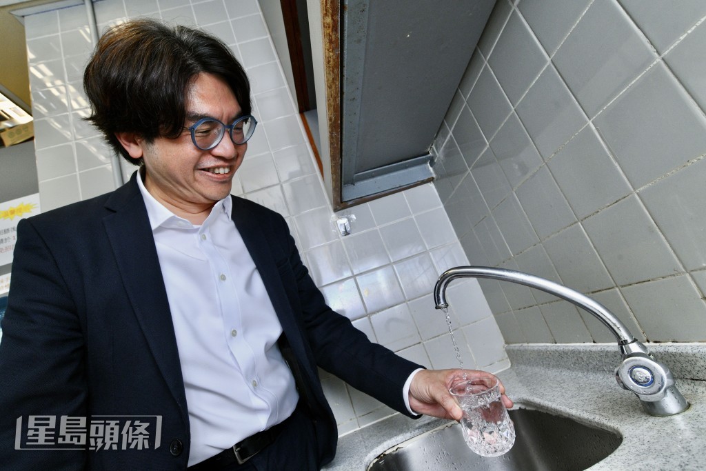 水務署署長黃恩諾曾嘗試直接飲水喉水。盧江球攝 水務署署長黃恩諾曾嘗試直接飲水喉水。盧江球攝