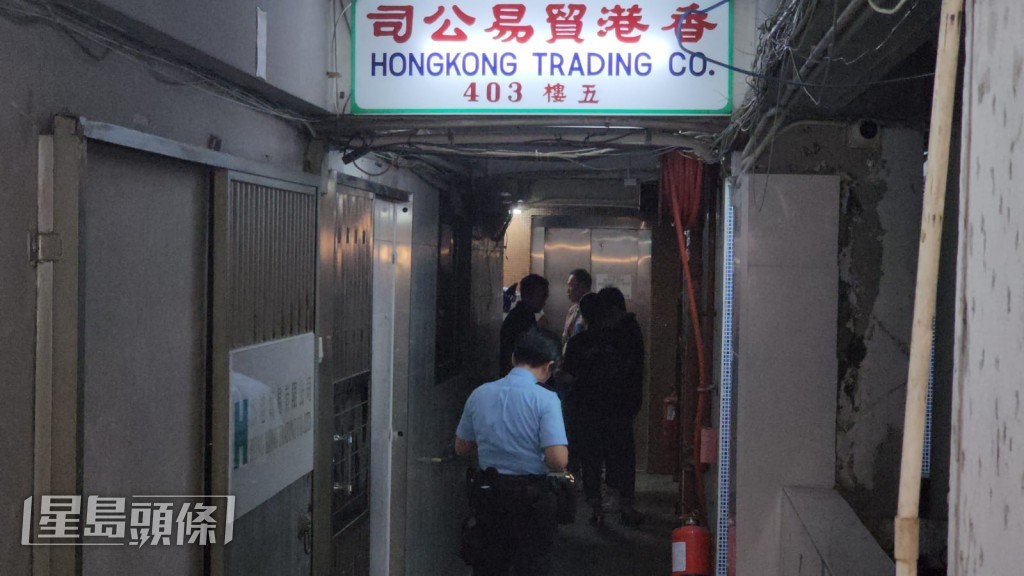 今日(16日)凌晨2時許,旺角先施大廈內某一劏房單位男住戶疑因不滿噪音滋擾,與一名男鄰居發生爭執,繼而用鎅刀施襲,令對方額頭受傷流血。黎志偉攝 今日(16日)凌晨2時許,旺角先施大廈內某一劏房單位男住戶疑因不滿噪音滋擾,與一名男鄰居發生爭執,繼而用鎅刀施襲,令對方額頭受傷流血。黎志偉攝