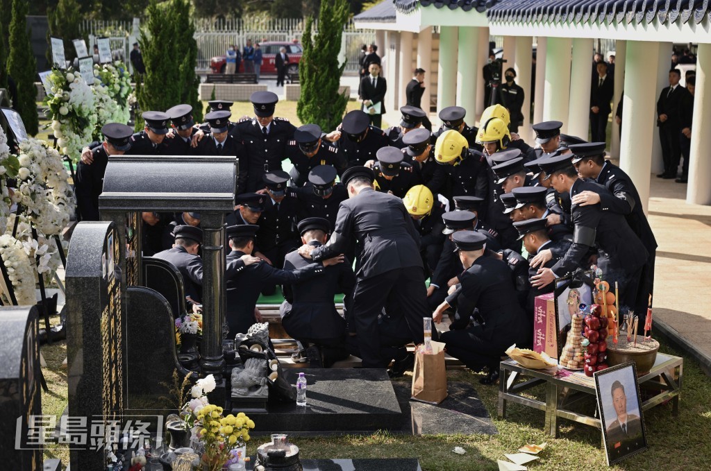 同袍送別何偉豪，流下男兒淚。
