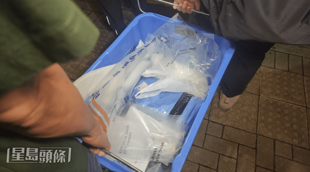 警員帶走證物返警署。