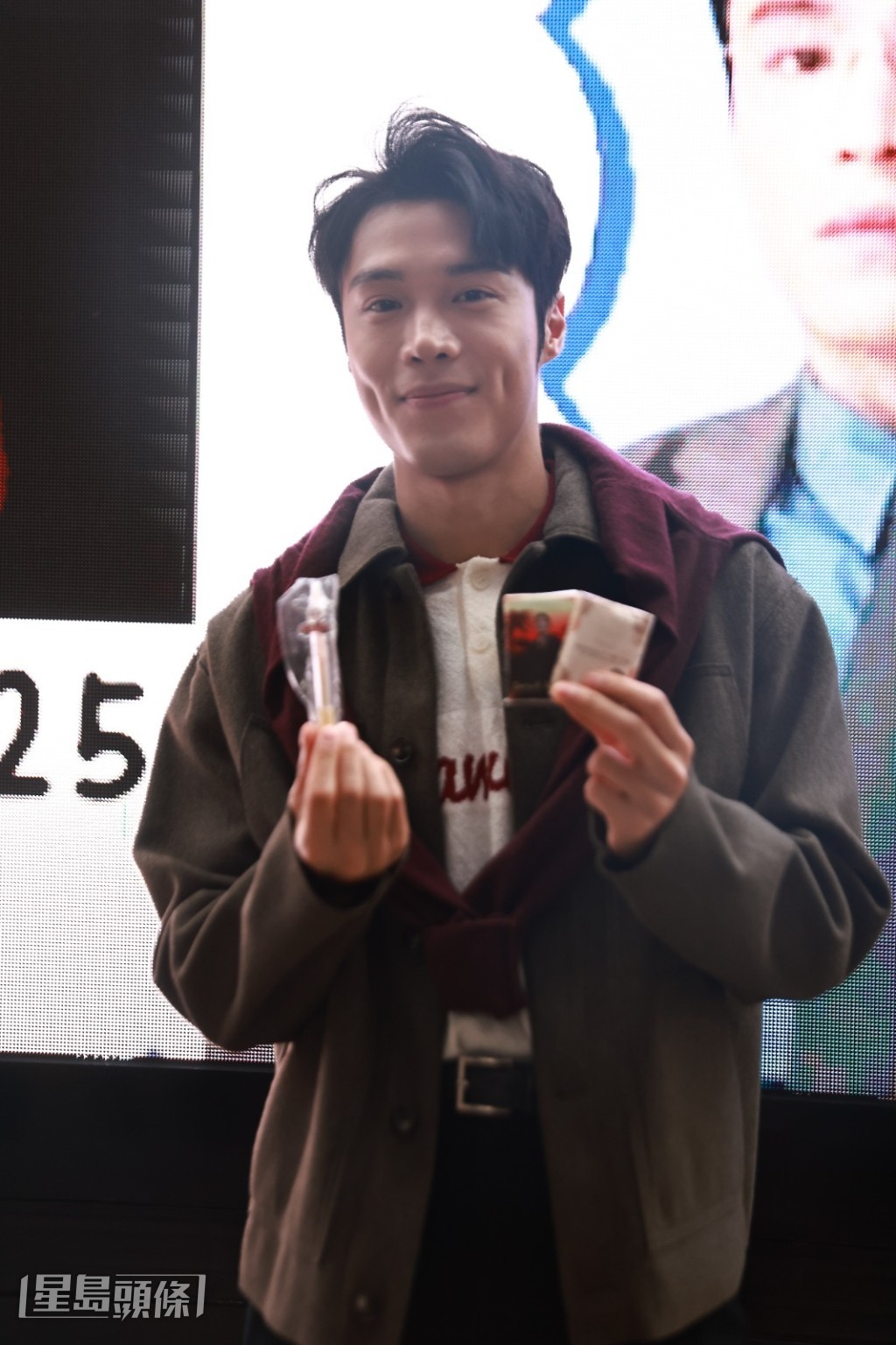 丁子朗在銅鑼灣街頭與支持者見面及大派禮物。