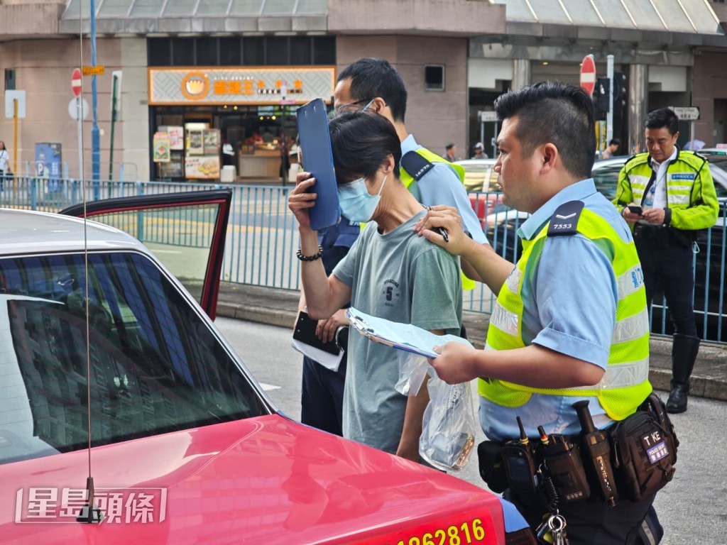 53歲李姓男司機(掩面者)未能通過測試,對氯胺酮毒品檢測呈陽性反應。黎志偉攝 53歲李姓男司機(掩面者)未能通過測試,對氯胺酮毒品檢測呈陽性反應。黎志偉攝