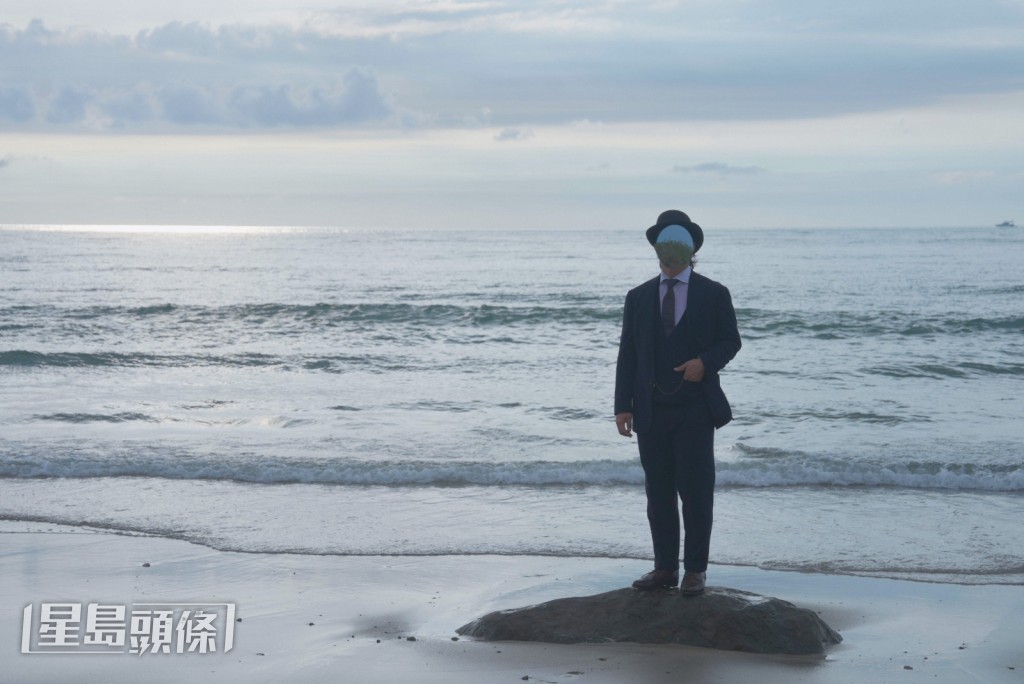 Eason戴上面具變身鏡中人。 Eason戴上面具變身鏡中人。