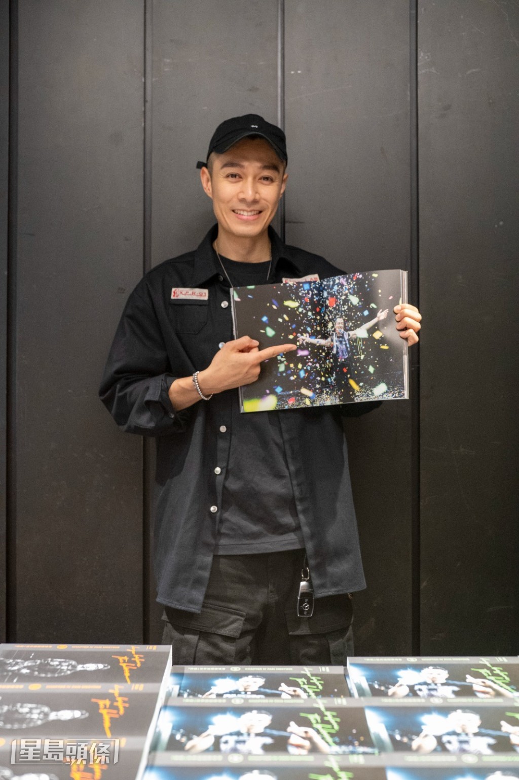 既有舞台上未曾曝光的後台絕密花絮,也有他與粉絲互動的真摯定格。 既有舞台上未曾曝光的後台絕密花絮,也有他與粉絲互動的真摯定格。