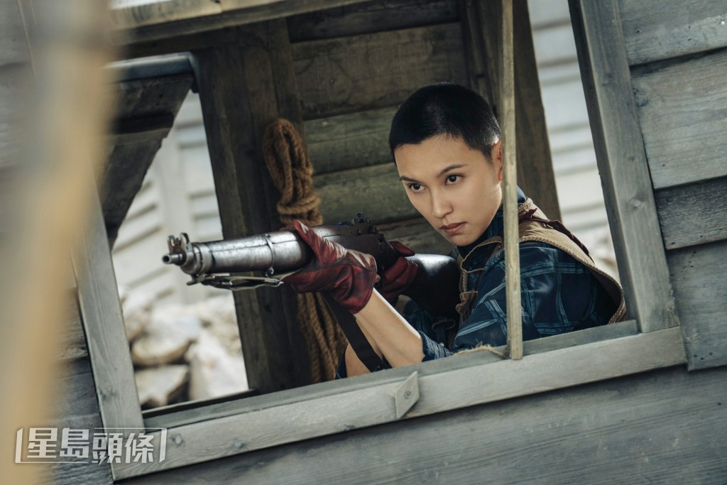 有份參演電影《營救飛虎》的Louise,表示為了演出要剷青剪平頭又練長槍。 有份參演電影《營救飛虎》的Louise,表示為了演出要剷青剪平頭又練長槍。