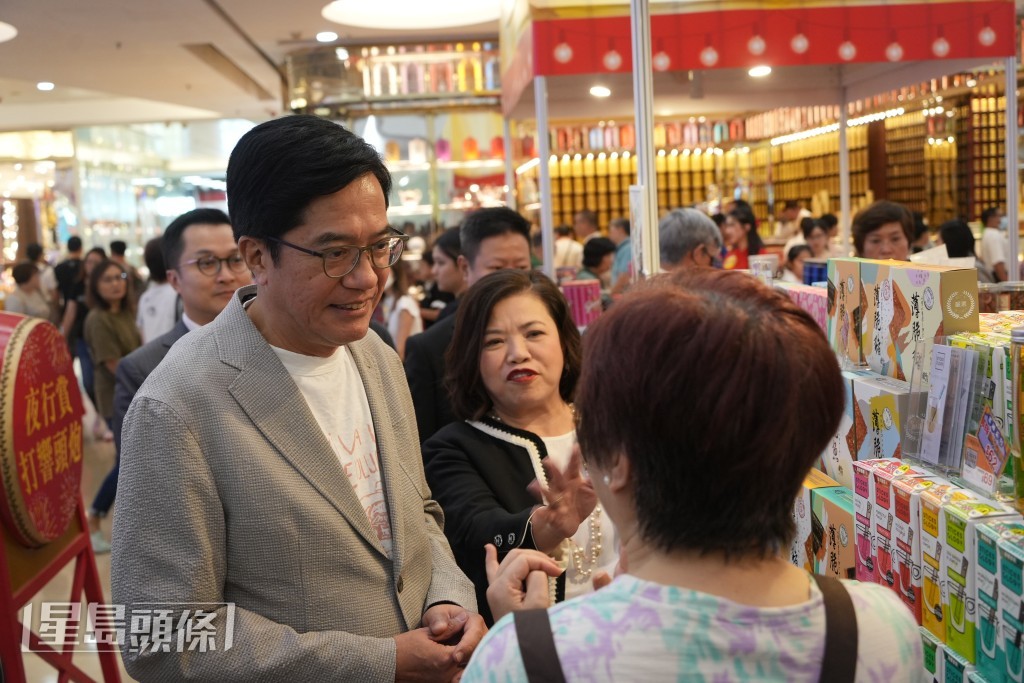 黃偉綸亦到場視察商場「美食大笪地」的商舖。吳艷玲攝
