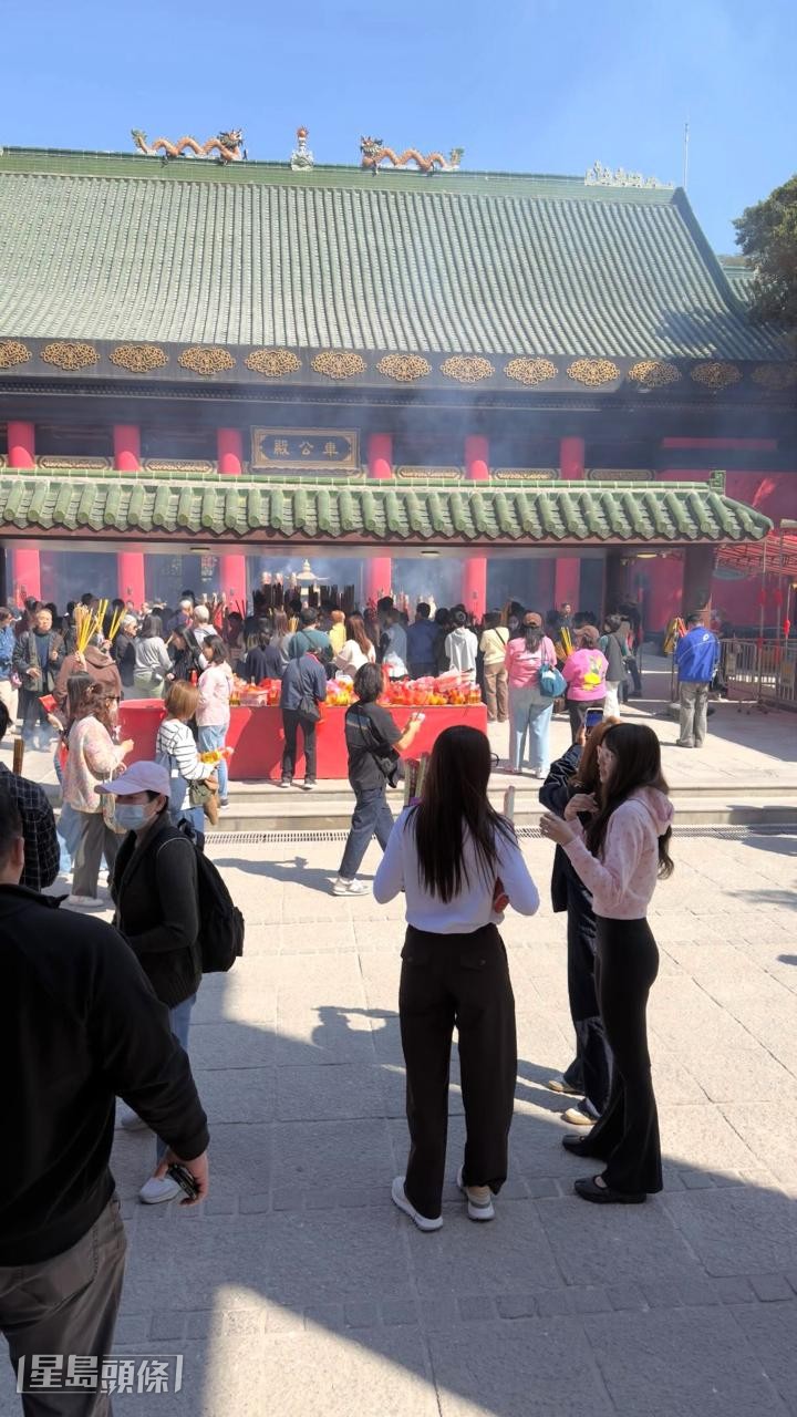 Lisa戴上眼鏡、素顏去拜神。