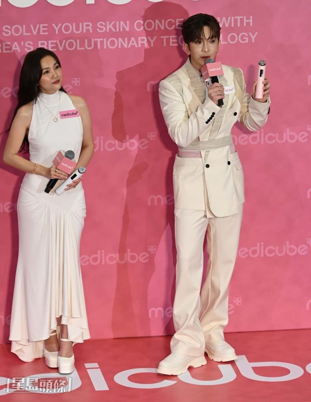 早前发烧不适的他，今日精神奕奕与谢安琪一起在台上推广及宣传产品。
