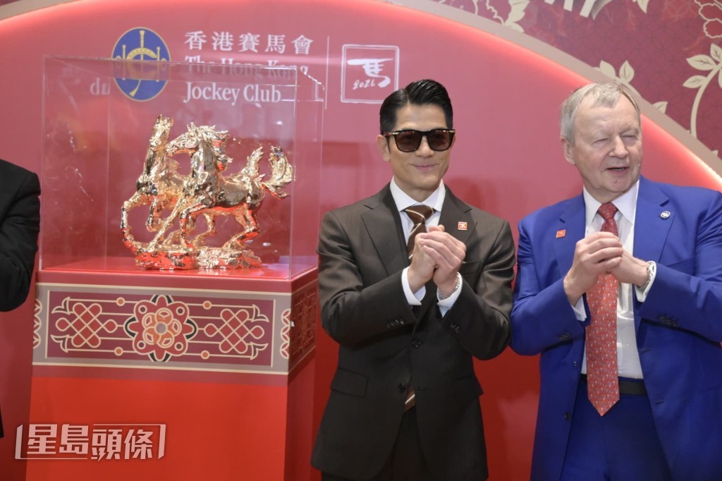 見證《融馬》雙駿藝術雕塑揭幕儀式。