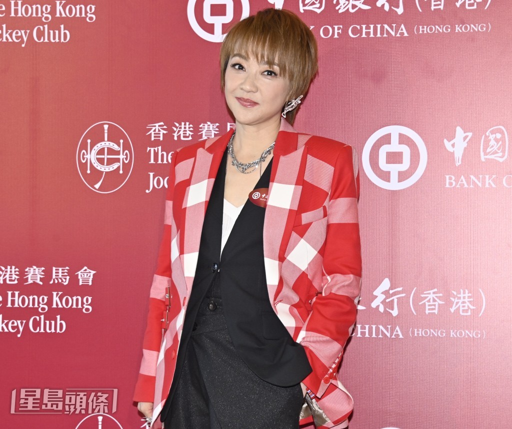 她指曾比特好玩、可愛，唱歌又好。