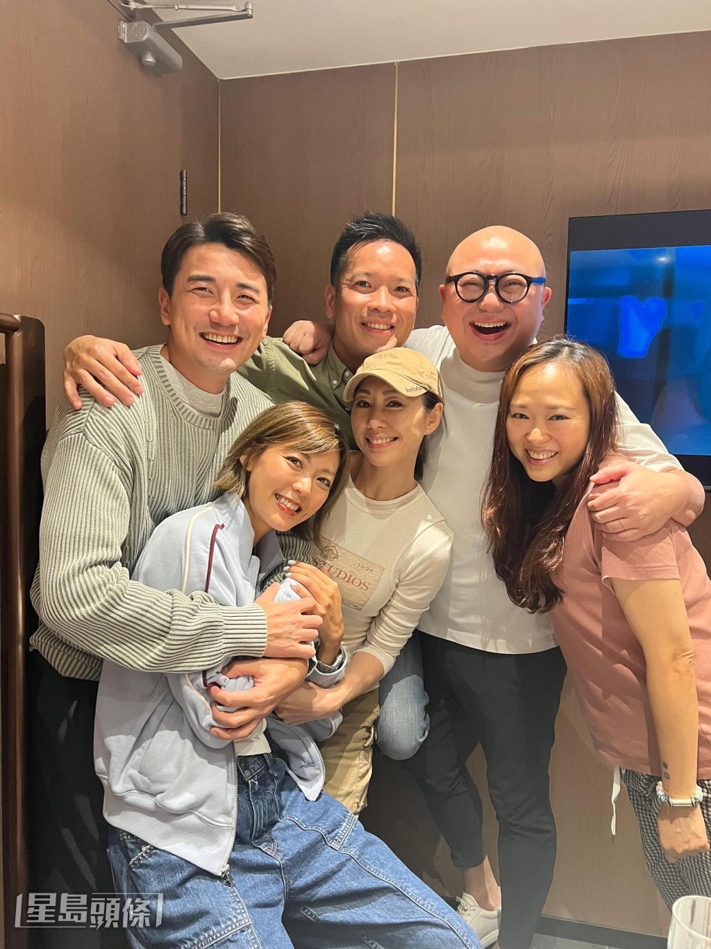 跟媒人林盛斌和洪永城飯聚分享喜悅。