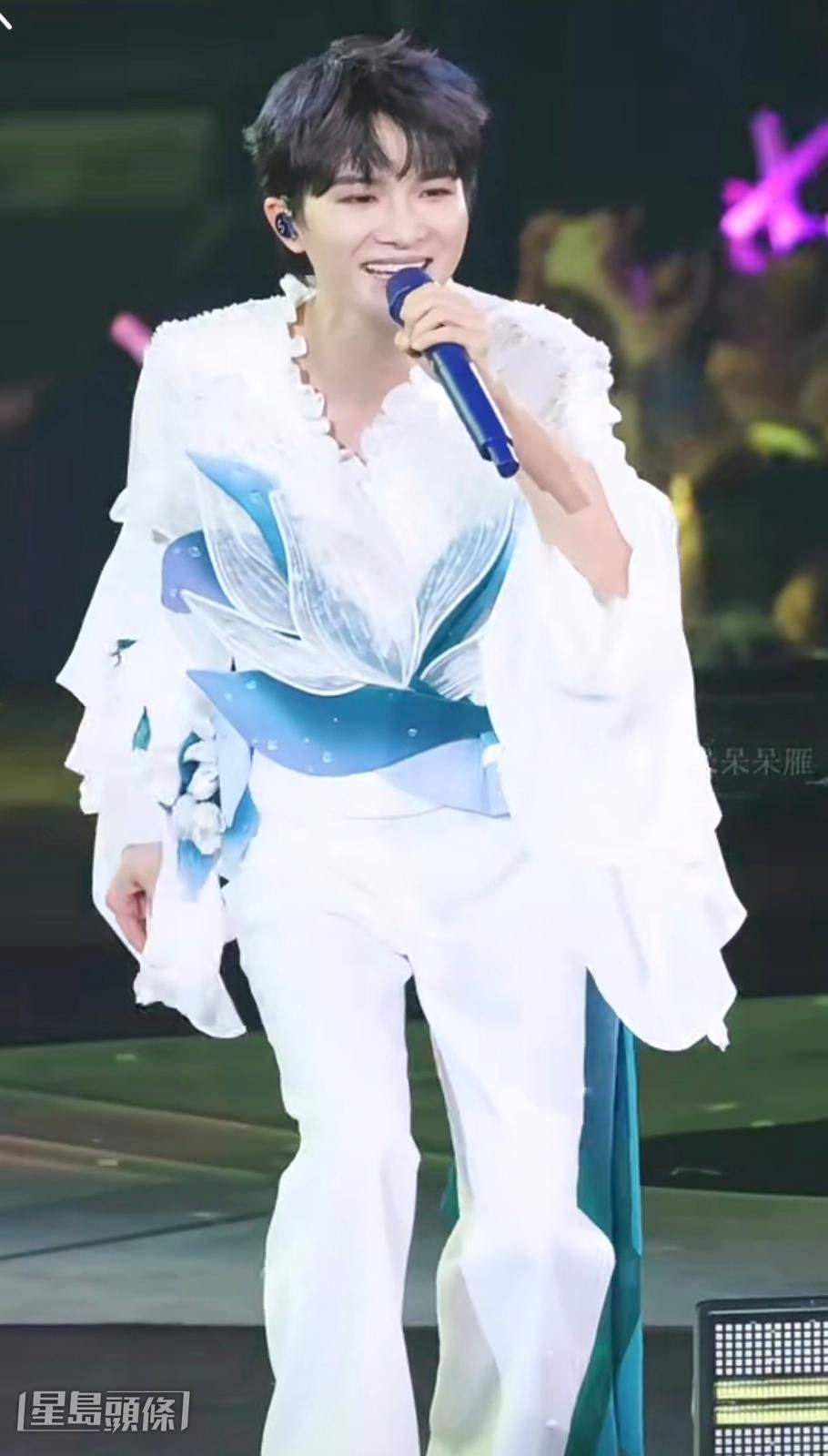 一連兩場周深《深深的》巡迴演唱會香港站昨晚（31日）在啟德體育園主場館舉行跨年紀念場。