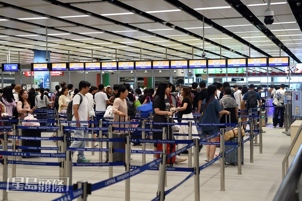 香園圍口岸平日的日均旅客量已達到7萬8千人次。林思明攝 香園圍口岸平日的日均旅客量已達到7萬8千人次。林思明攝