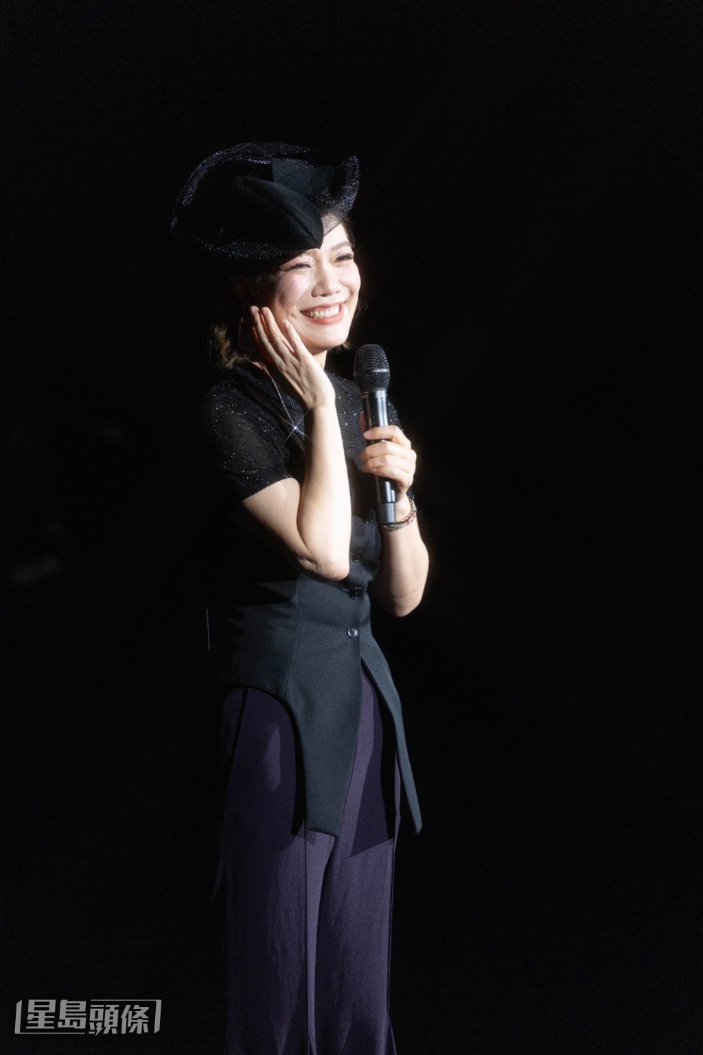 龍婷多謝有睇過呢幾場演唱會嘅朋友，多謝他們嘅支持先可以行到嚟依家！