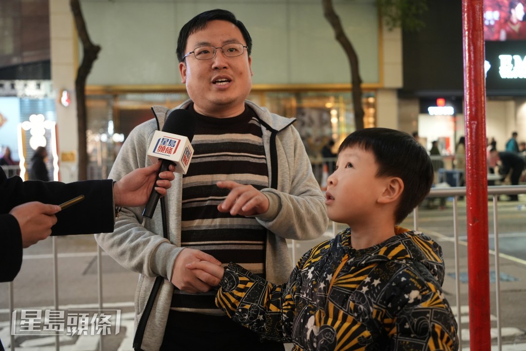 杜先生帶兒子來感受一下花車巡遊,希望建立多元文化意識的基礎。吳艷玲攝 杜先生帶兒子來感受一下花車巡遊,希望建立多元文化意識的基礎。吳艷玲攝