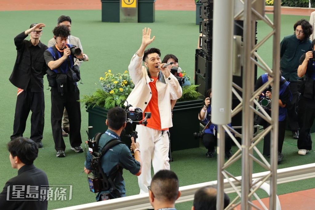 今日他與華莎分別做表演嘉賓，周柏豪稱未有機會見到對方。