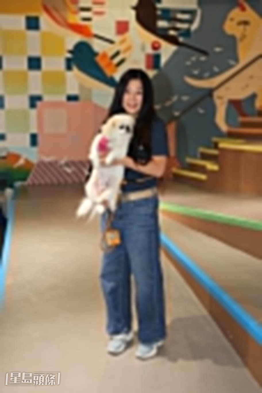 Gigi攜同愛犬琪琪（Kiki）與現場一眾貓狗互動。