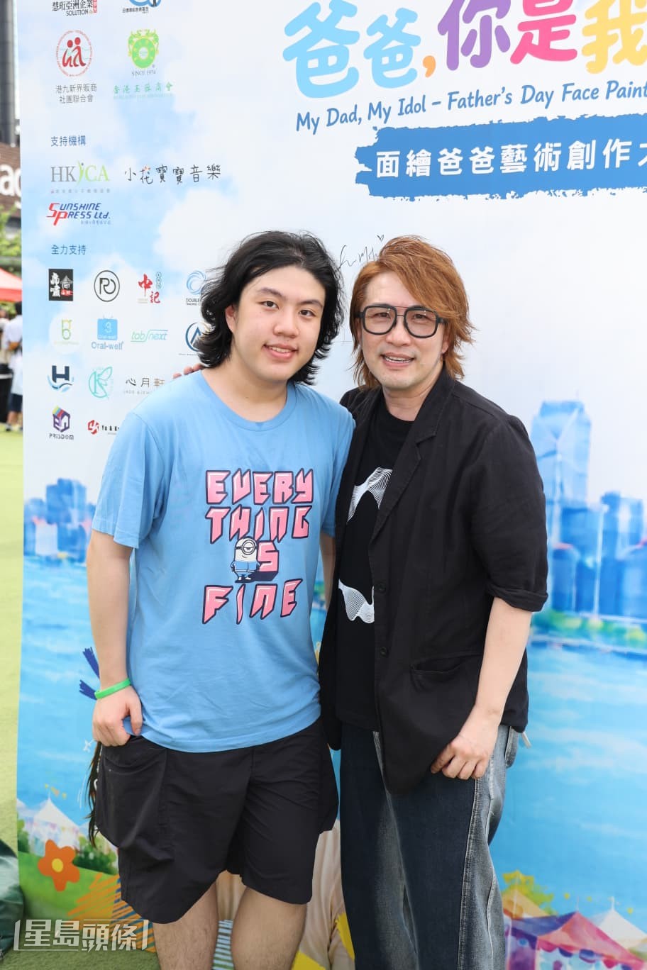  張崇德與兒子張日希到灣仔出席父親節活動。