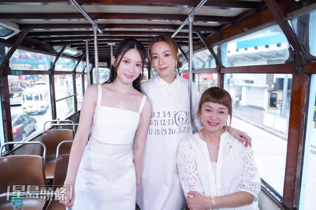 三人在電車上合照。