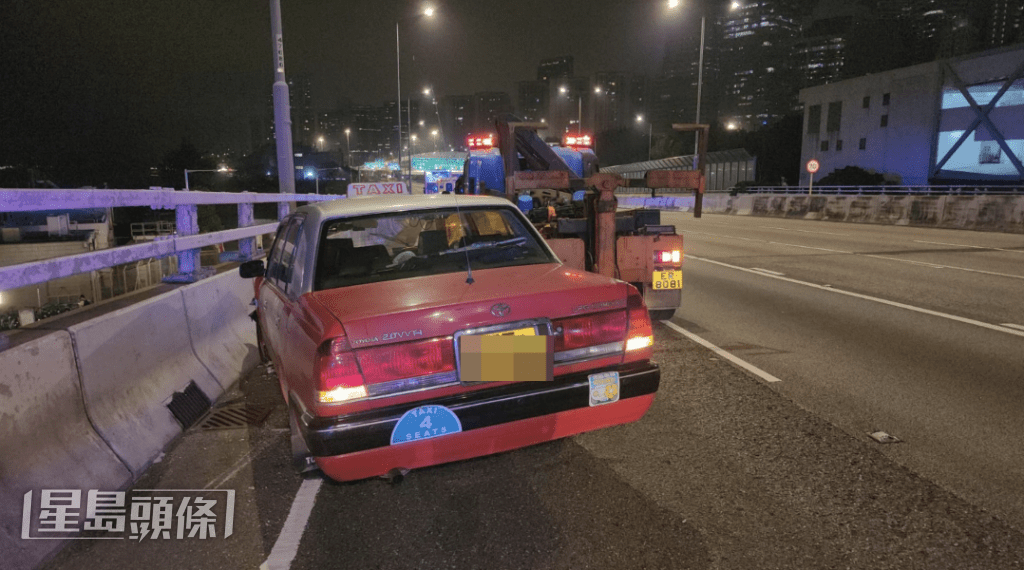 受碰撞衝擊力的影響，的士隨即失控向左橫衝，最終撞向左邊路壆始停下。黎志偉攝