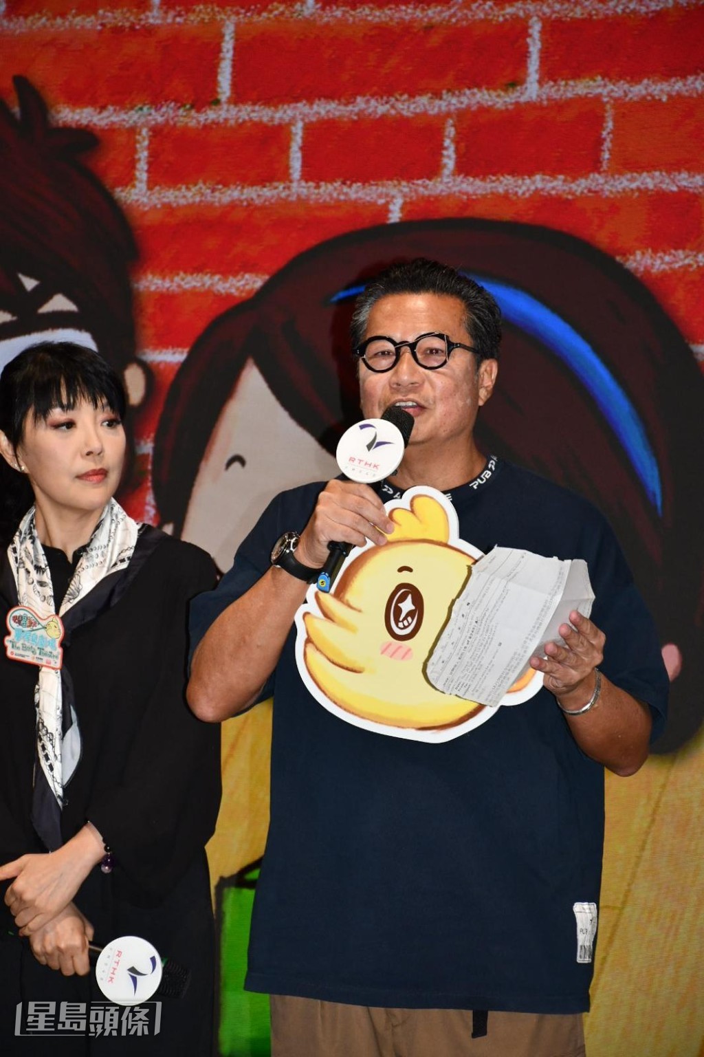 鄭子誠即場拿出一封隨身攜帶了11年的聽眾來信,他很喜歡這封信。 鄭子誠即場拿出一封隨身攜帶了11年的聽眾來信,他很喜歡這封信。