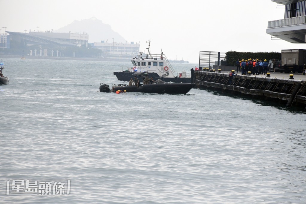 消防將事主救上岸。梁國峰攝