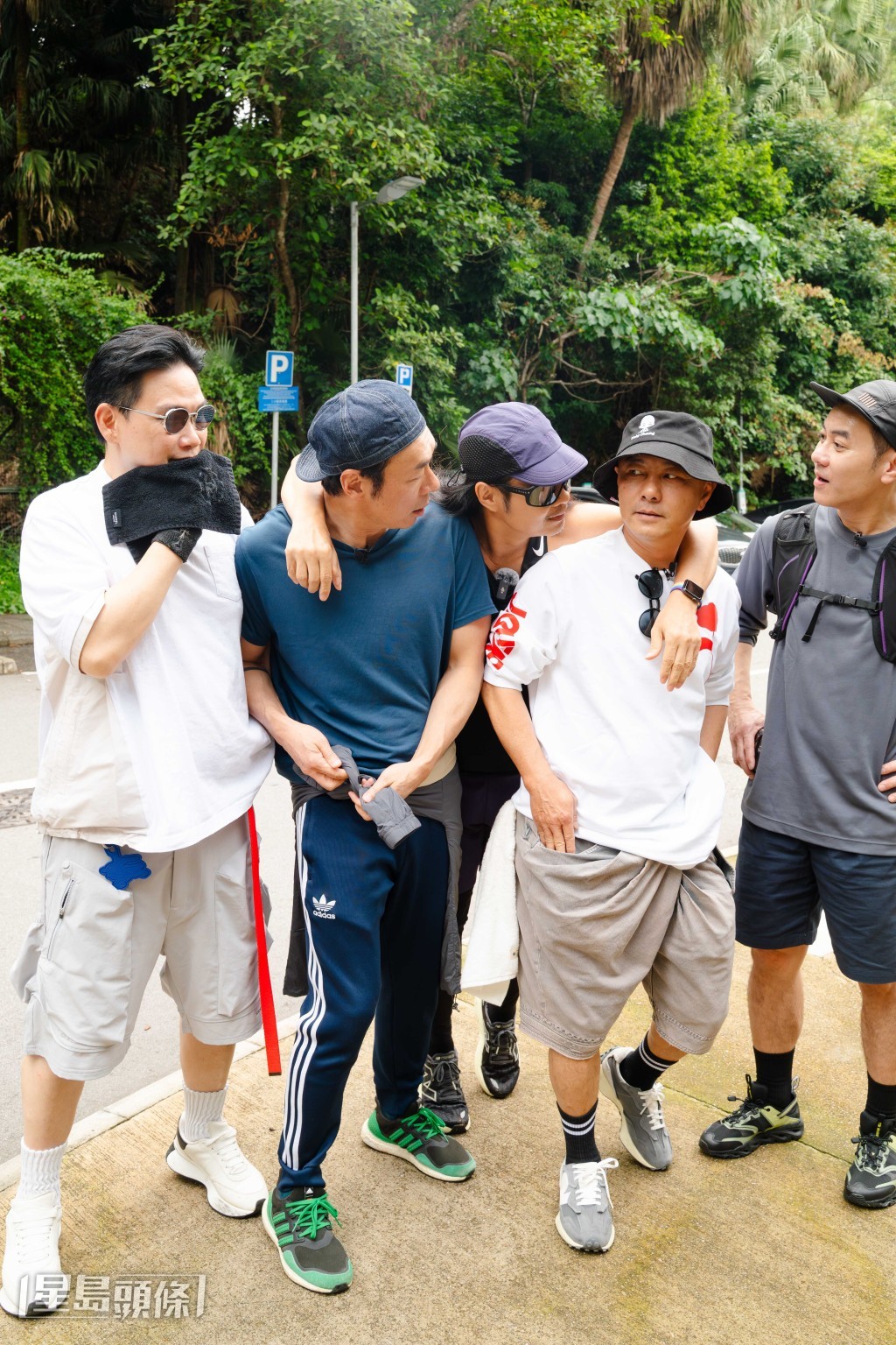 四子老友鬼鬼去行山,估唔到遇到老友蔡一智。 四子老友鬼鬼去行山,估唔到遇到老友蔡一智。