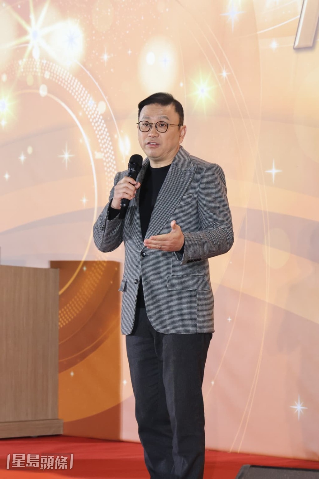   TVB主席許濤於台上發言時宣布「加人工」。