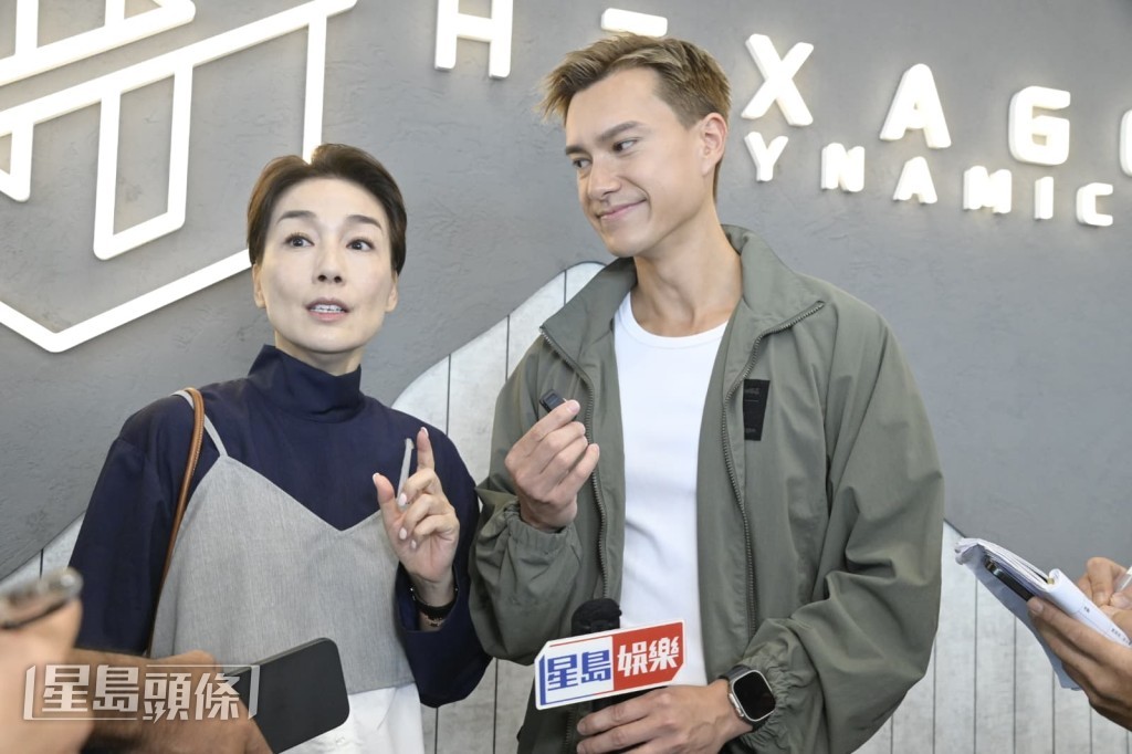 江美儀表示看着朱仔及周嘉洛近年不停操弗身形越來越漲。 江美儀表示看着朱仔及周嘉洛近年不停操弗身形越來越漲。