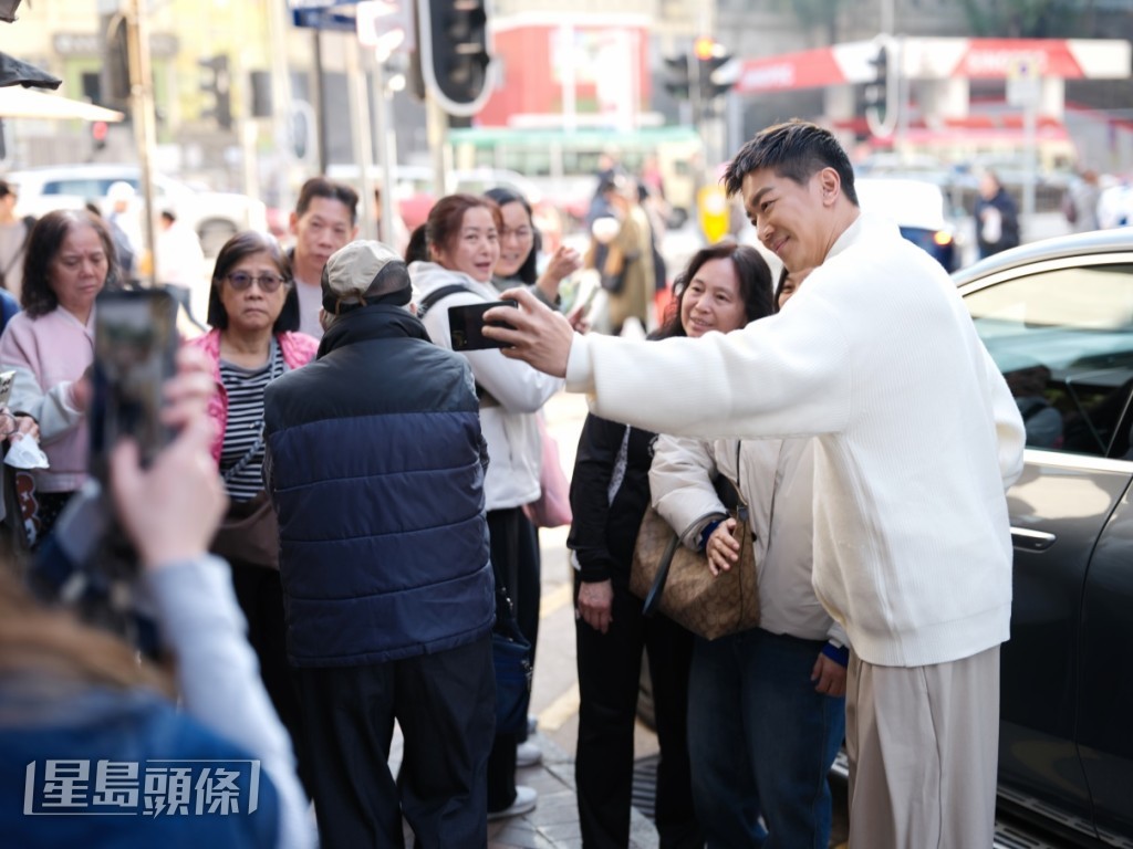 黎诺懿向巿民大派福利。