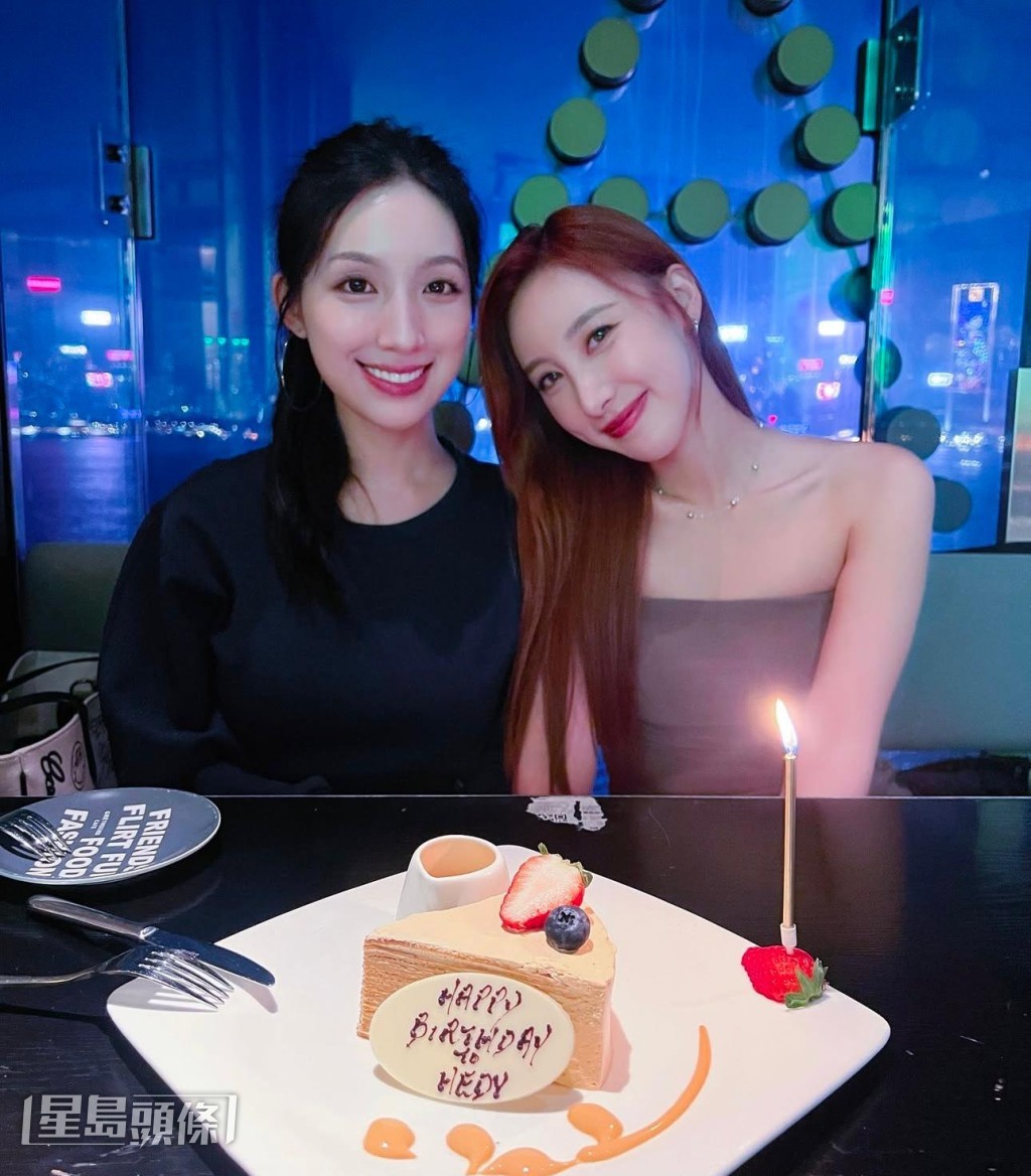 她相約同公司的歌手許靖韻食生日飯。 她相約同公司的歌手許靖韻食生日飯。