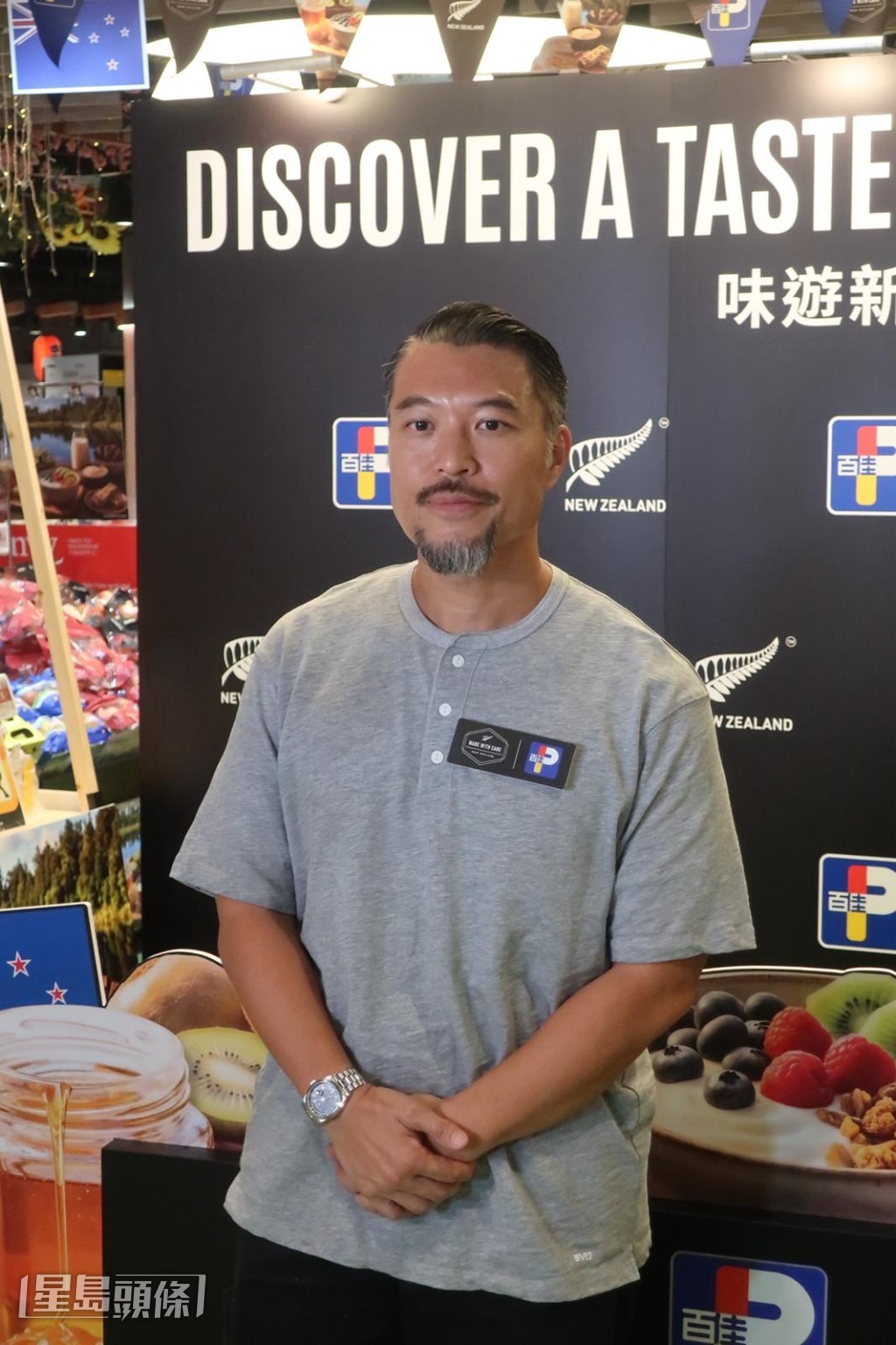 「廿四味」成員Brian李凱賢今日（28日）出席超級市場直播帶貨活動。