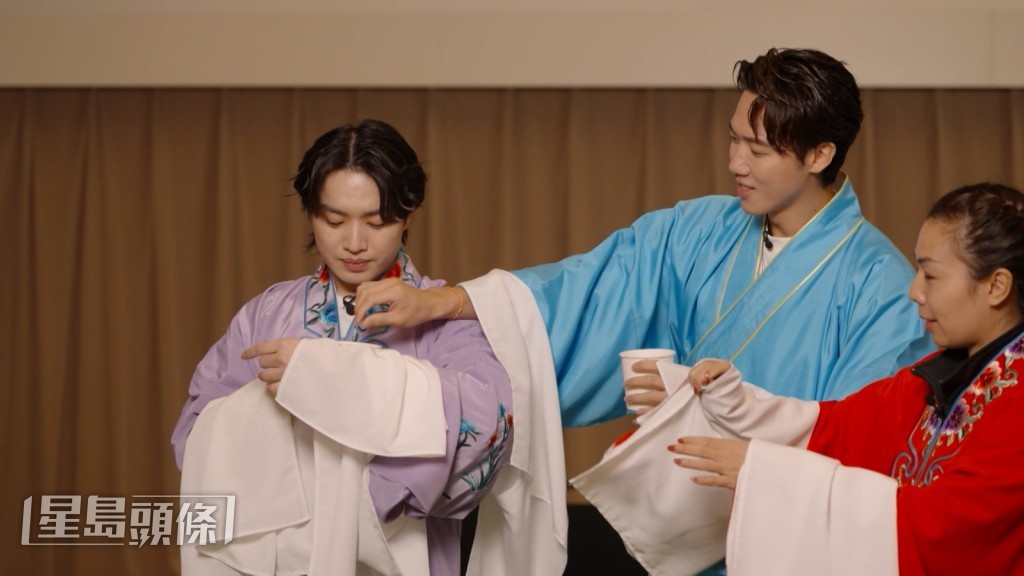 老师教得非常认真。 老师教得非常认真。