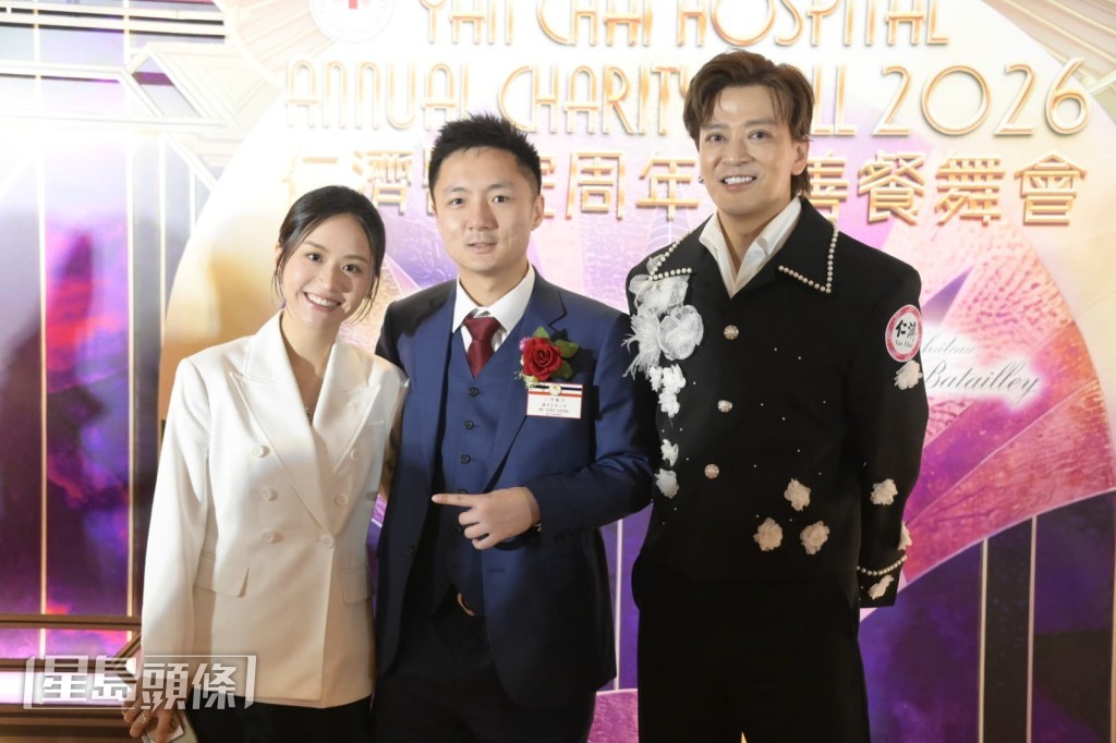 鍾培生和莊雅婷跟東東合照。