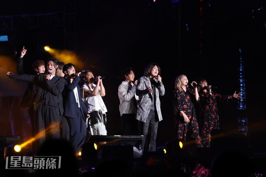 眾歌手一同大合唱。