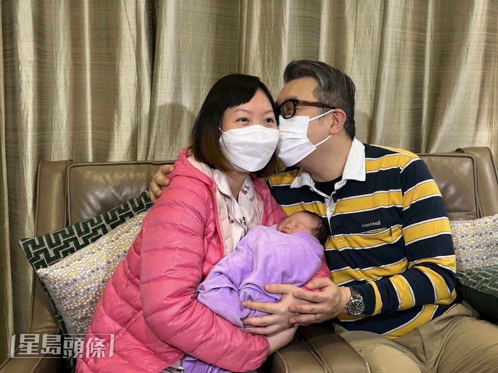 李生感謝妻子的辛勞送上一吻。林思明攝