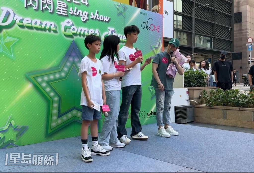 涂家堯近日在尖沙咀街頭演唱及分享個人追夢感受時，吸引了人氣王姜濤停下來欣賞。