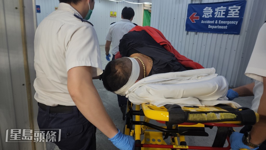 男子受傷被送往醫院治理。黎志偉攝 男子受傷被送往醫院治理。黎志偉攝